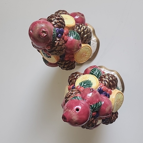 Fitz and Floyd Classics Winter Spice Christmas Salt and Pepper Shaker - Picture 3 of 5